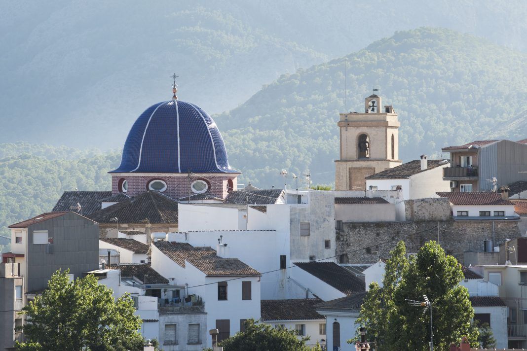 Callosa desde las alturas con la cúpula de la iglesia
