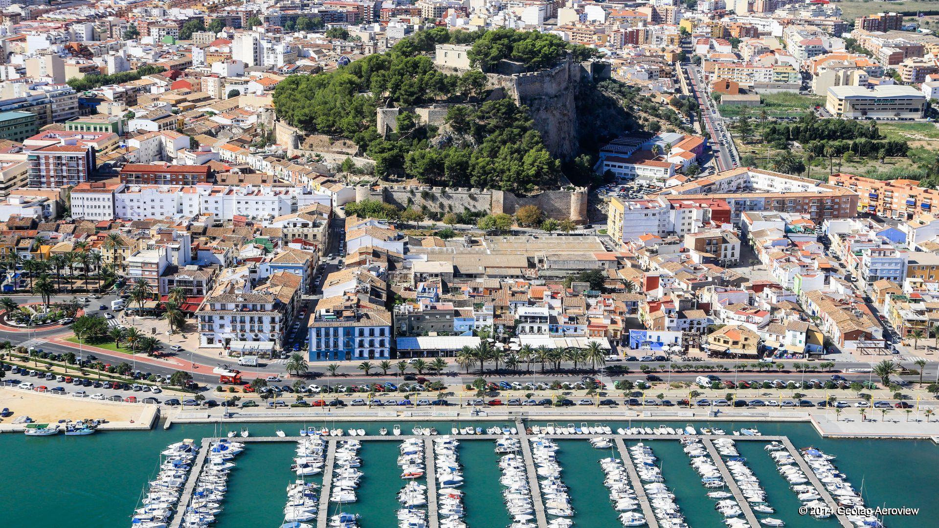 Denia desde las alturas con el puerto marítimo