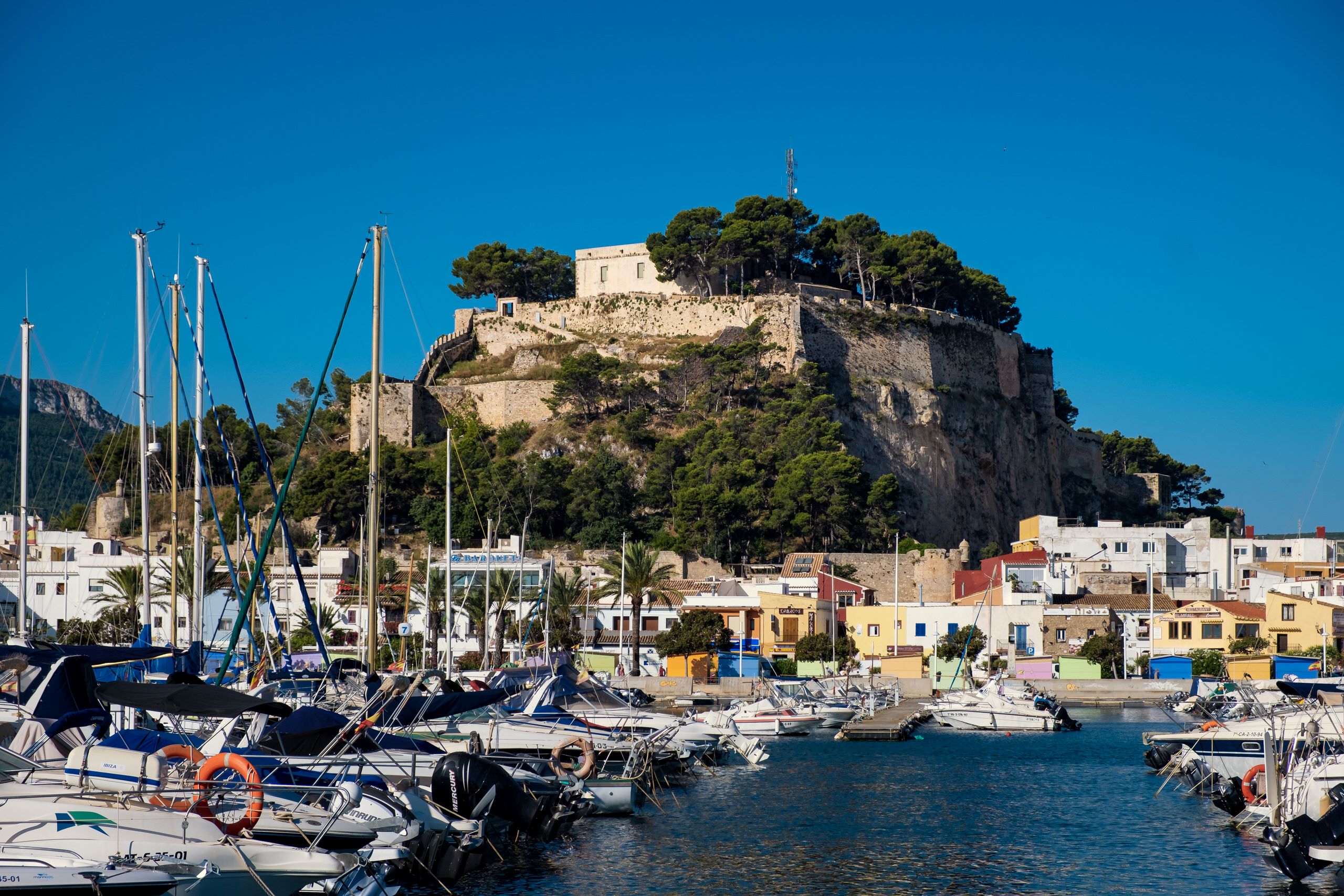 Puerto de Denia con el Castillo detrás