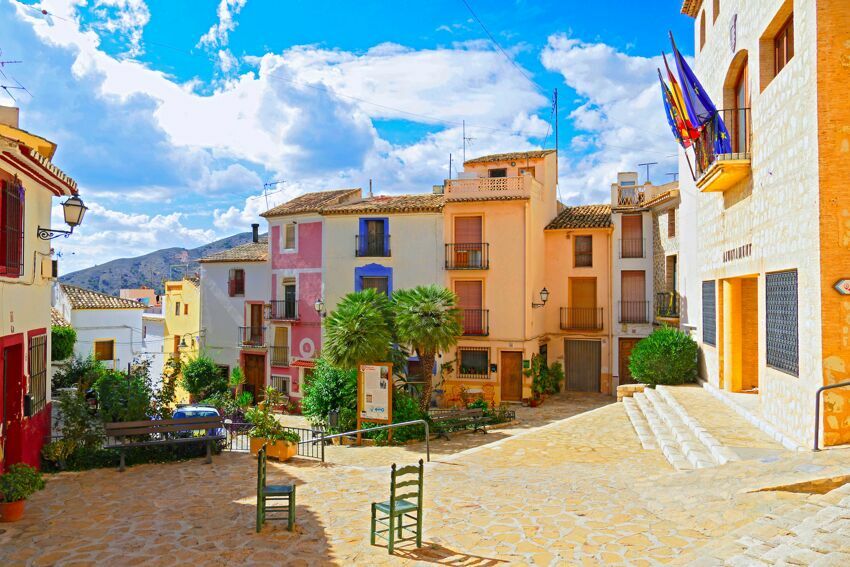 Escaleras de la entrada del ayuntamiento de Finestrat