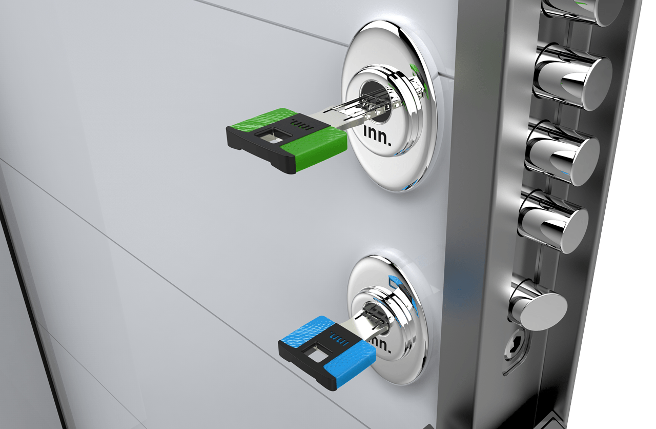 Puerta acorazada de alta seguridad con dos cerraduras y las dos llaves puestas con la puerta abierta