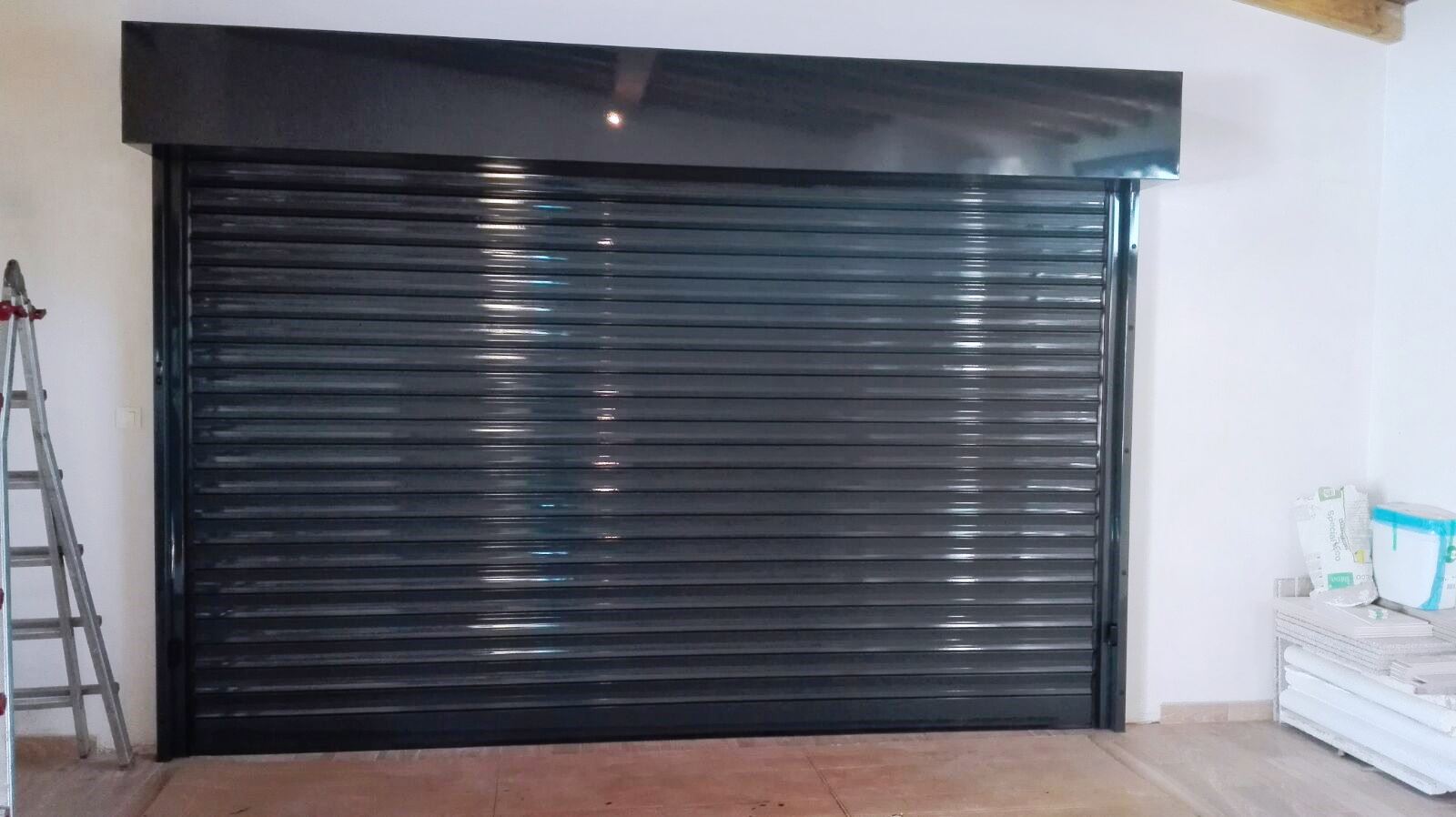 Persiana metálica instalada