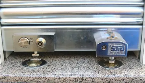 Candados de suelo en la persiana