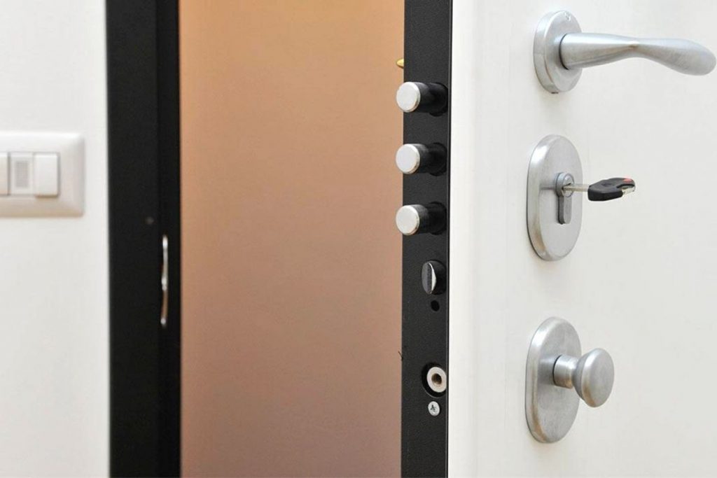 Puerta acorazada abierta