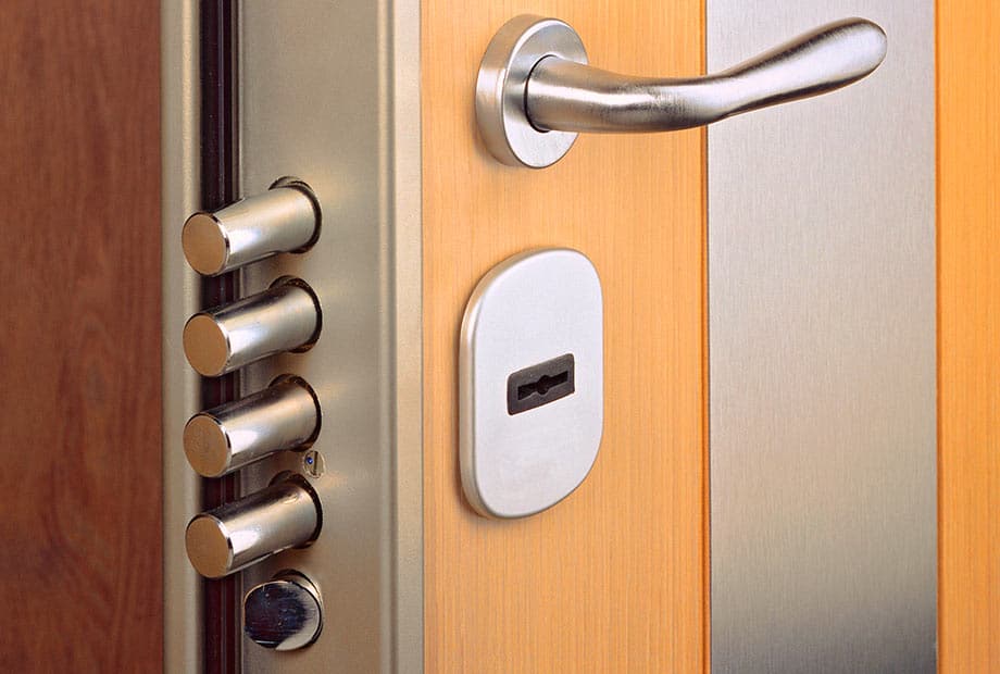 Puerta acorazada abierta